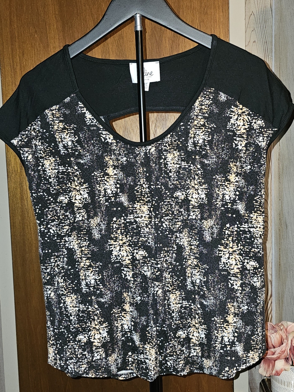 Black Abstract Print Cap-Sleeve Tee with Cream Accents Petite
